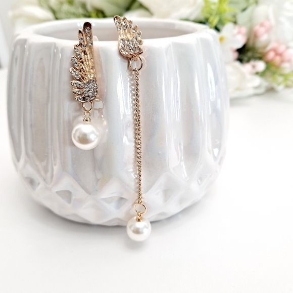 💖 2/$30 Gold Boho asymmetrical rhinestone pearl Dainty wings Fairy earrings New - Picture 1 of 11